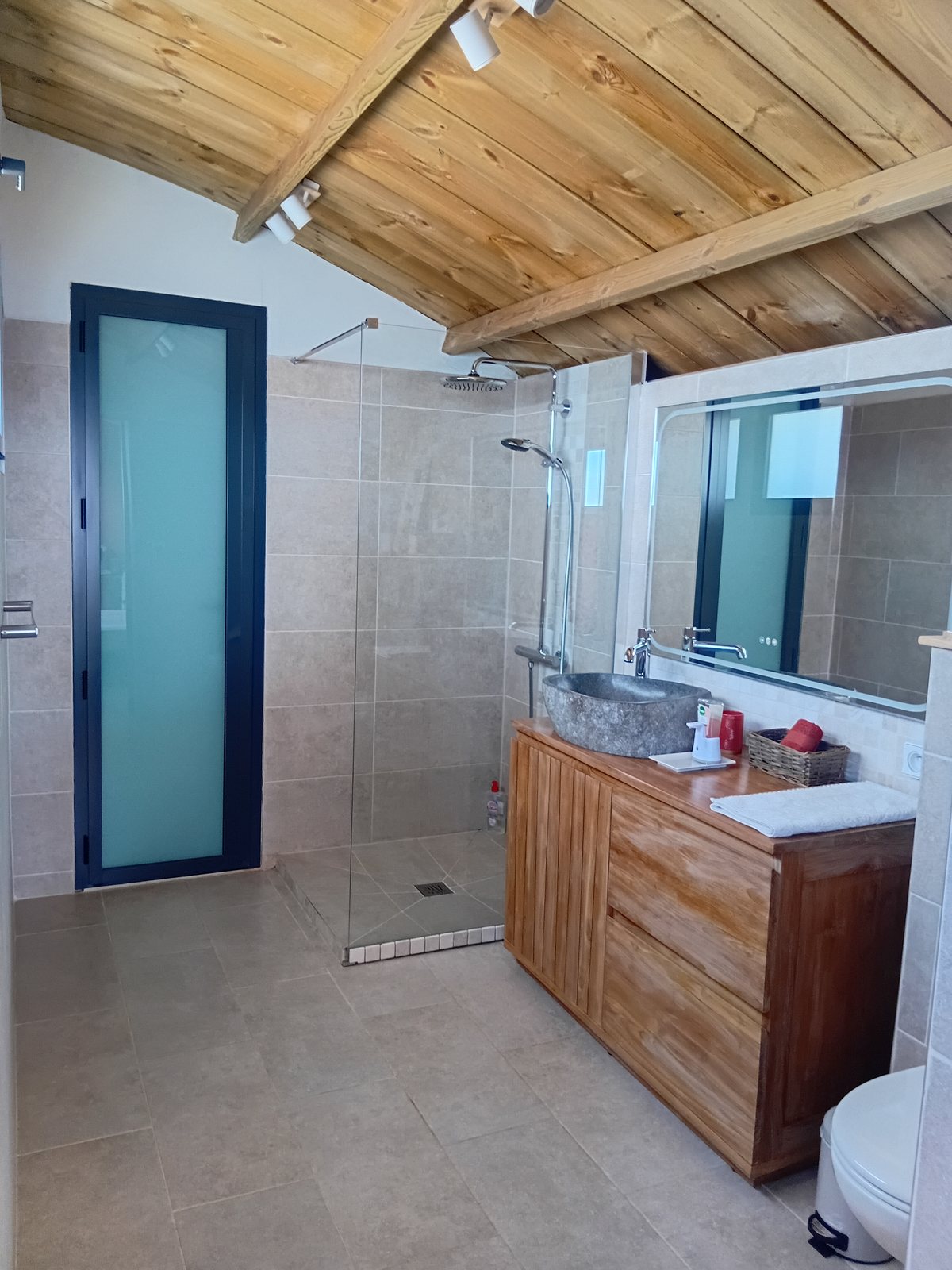 Salle de bain avec douche italienne