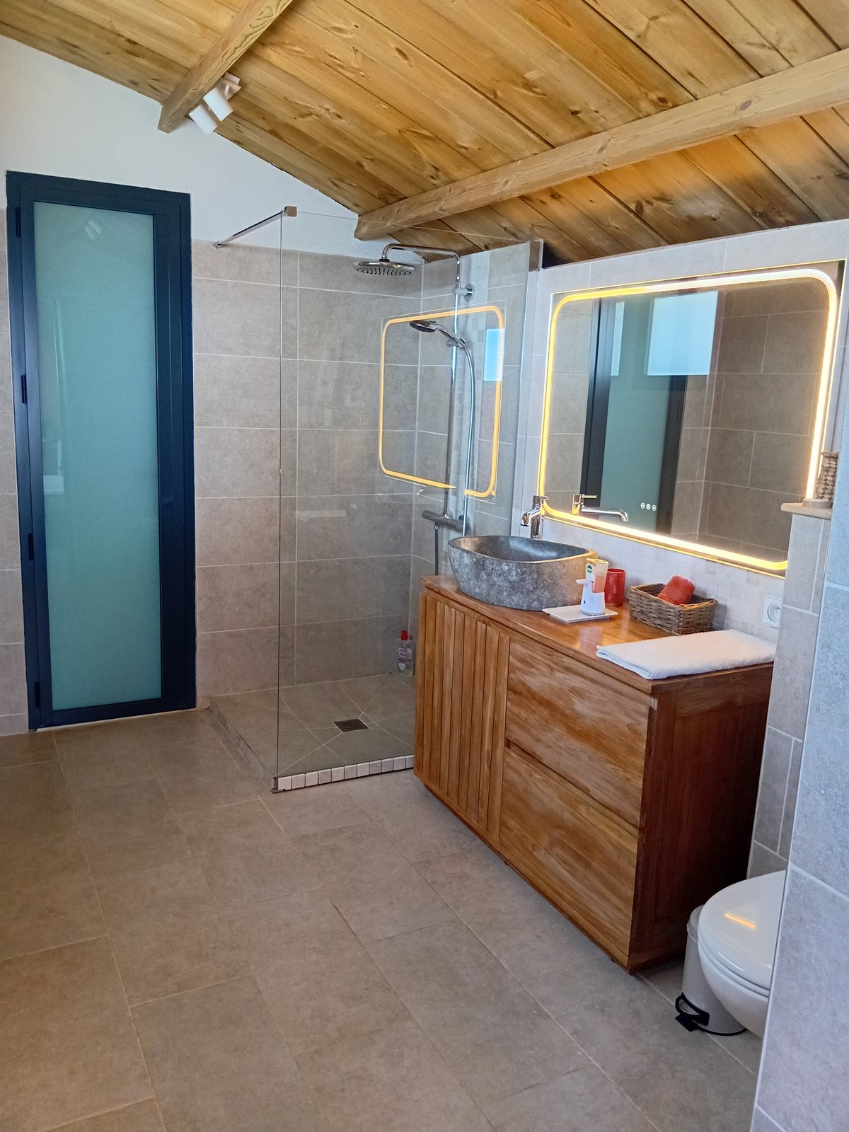 Salle de bain avec douche italienne et vasque en pierre